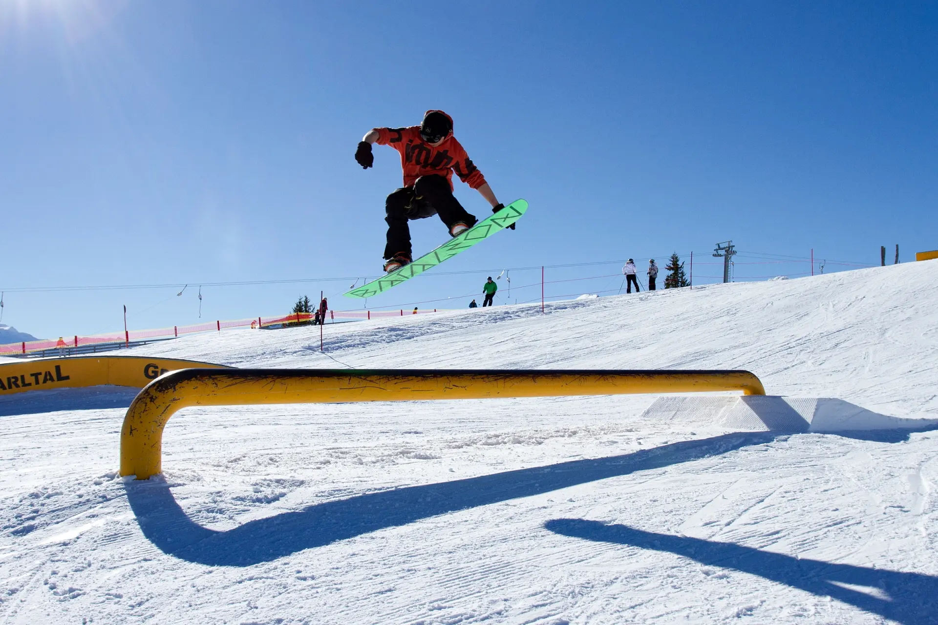 Snowboarder auf einer Rail im Snowpark Großarl