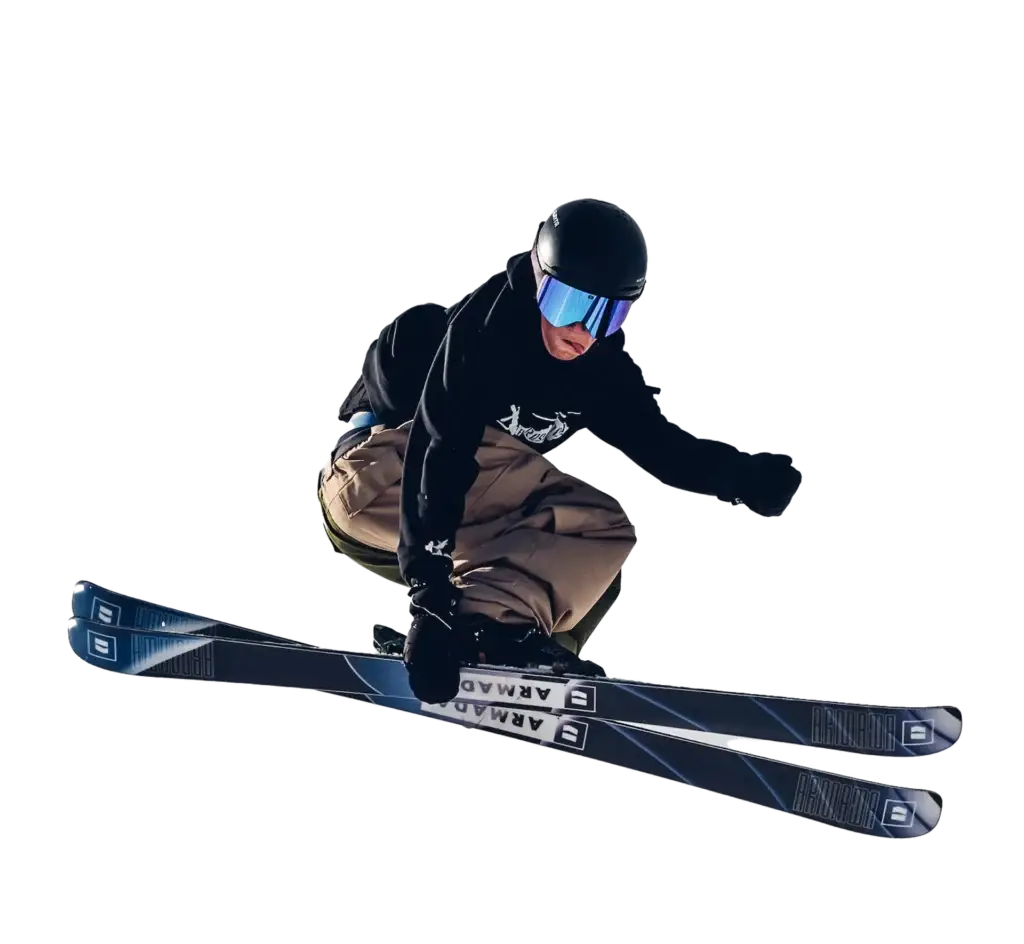 Skifahrer beim Sprung von einem Kicker im Snowpark Großarl