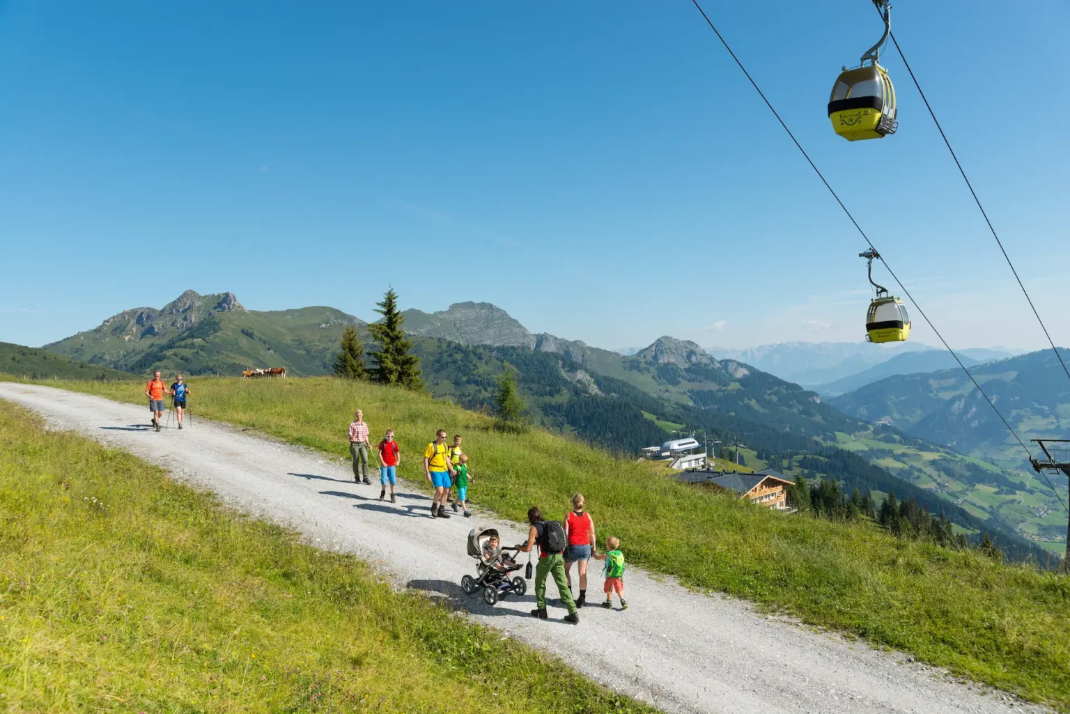 Wanderer genießen den Ausblick mit der Panoramabahn der Bergbahnen Grossarl